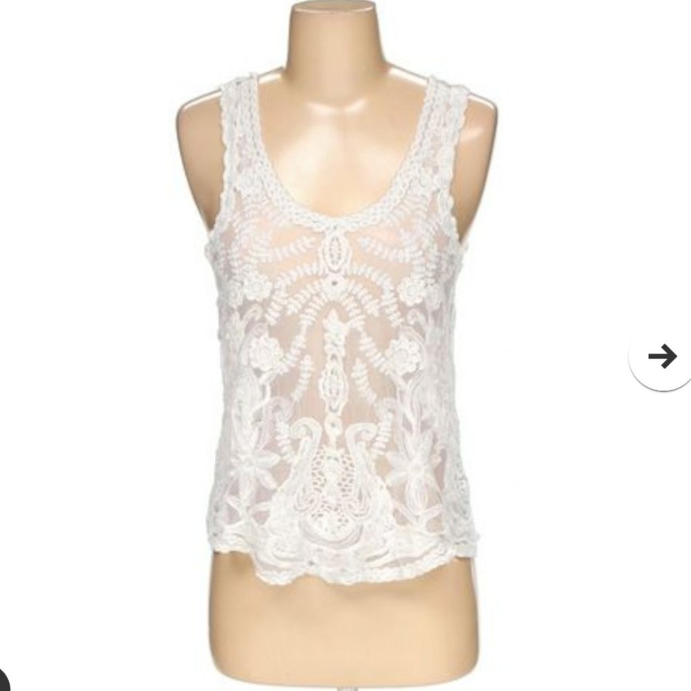 SOLD - 🌺Tea n Rose Sleeveless Lace Top
